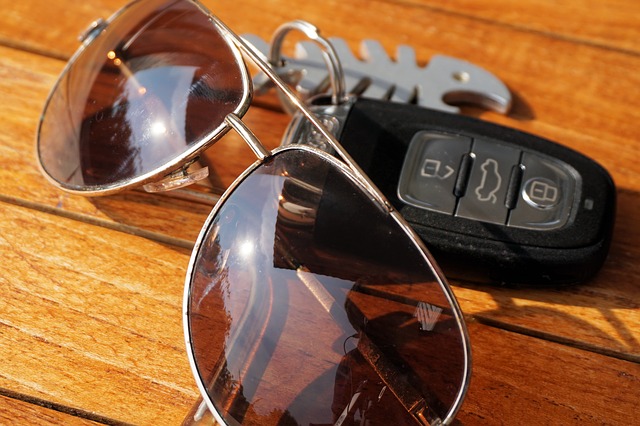 sluneční brýle a klíče